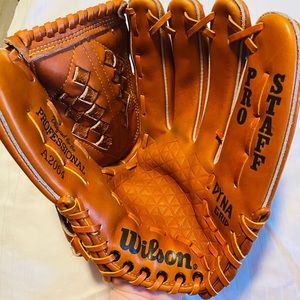 Wilson A2064 Pro Staff Dyna-Grip Leather Mitt Glove